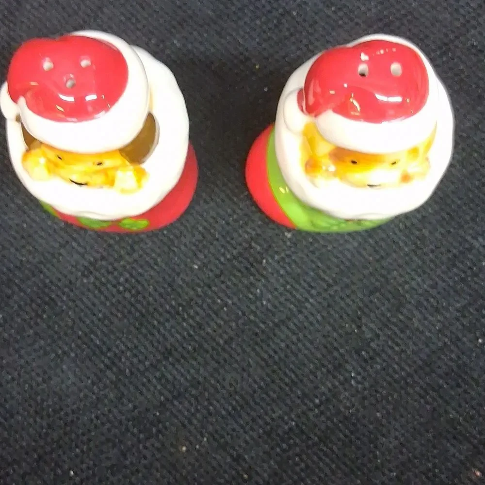 Adorable vintage holiday puppy salt and‎ pepper set